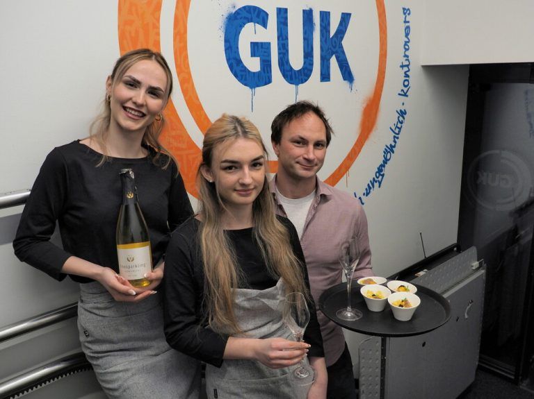 Guk-Betreiber Christopher Füxl, Anna-Lena Simma und Chiara Schmid vom Service-Team servierten am Eröffnungsabend kulinarische Köstlichkeiten und feine Drinks. sigrid Juen