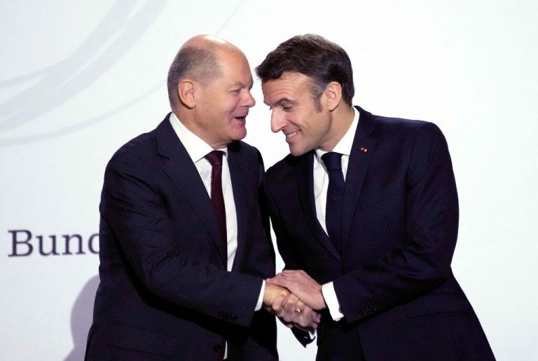Herzlich zeigten sich Deutschlands Bundeskanzler Olaf Scholz (l.) und der französische Präsident Emmanuel Macron anlässlich der Feierlichkeiten für das 60-jährige Jubiläum des Elysee-Vertrags. Damit wurde - 18 Jahre nach Ende des Zweiten Weltkriegs - die Freundschaft der beiden Staaten besiegelt. AFP