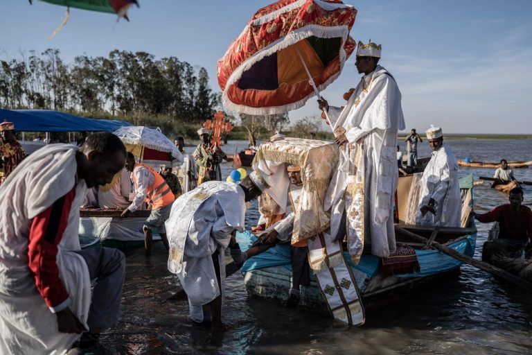 Hohepriester ziehen ihre Schuhe aus, als sie das Ufer mit der Bundeslade erreichen, um Timkat (äthiopisches Fest der Taufe) auf dem Batu-See in Äthiopien zu feiern. AFP