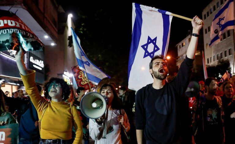Hunderttausende Menschen protestierten in Tel Aviv gegen die Regierung von Benjamin Netanyahu und die geplanten Justizreformen. Reuters
