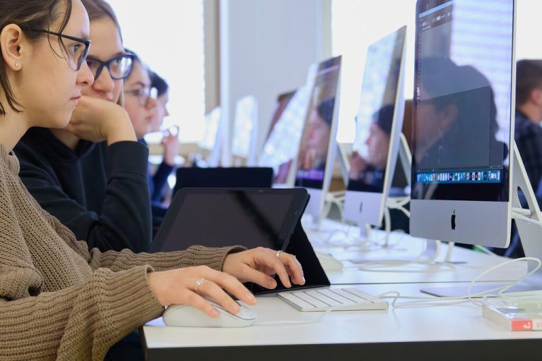 Im Medienraum sind die neuesten Apple-Geräte im Einsatz.
