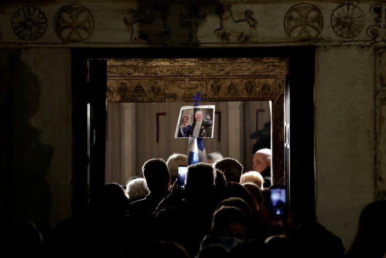 Im Moment liegt der ehemalige griechische König, Konstantin II., aufgebahrt. Das Volk zollt ihm nach seinem Tod Respekt. Reuters