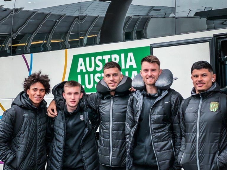 Henri Koudossou, Torben Rhein, Darijo Grujcic, Ammar Helac und Adriel bei der Abfahrt von Lustenau Richtung Flughafen Zürich.<span class="copyright">S</span><span class="copyright">C</span><span class="copyright">A</span>