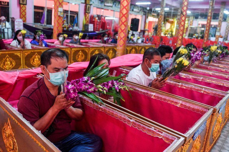 In einem Tempel am Stadtrand von Bangkok, Thailand, legen sich Menschen in Särge, um Pech im neuen Jahr abzuwenden. Reuters