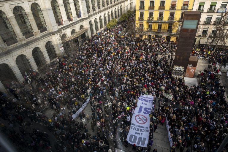 In Spanien haben erneut Tausende Menschen aus dem Gesundheitssektor gegen schlechte Arbeitsbedingungen protestiert. AP