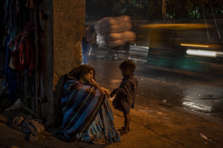 Indiens Hauptstadt Neu-Delhi erlebt eine Kältewelle. Obdachlosenunterkünfte bieten nur Platz für 19.000 Menschen, Zehntausende frieren. AP
