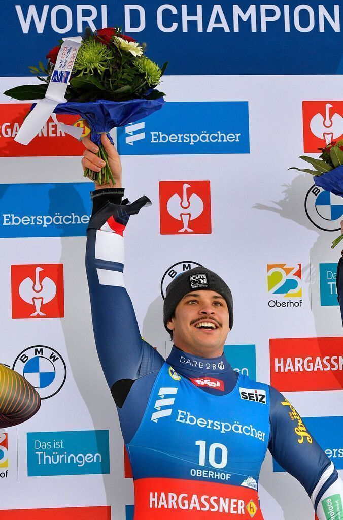 Jonas Müller raste mit Startnummer zehn zu Einzelgold und jubelte im Team mit Yannick Müller, Madeleine Egle und Armin Frauscher über Silber im „Spaß-Rennen“.Reuters (2), Reker