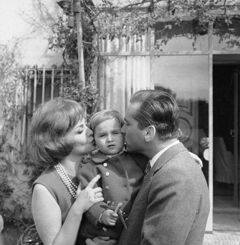 Lollobrigida mit Ehemann Milko Skofic und Sohn Milko jr. im Jahr 1960. Ap