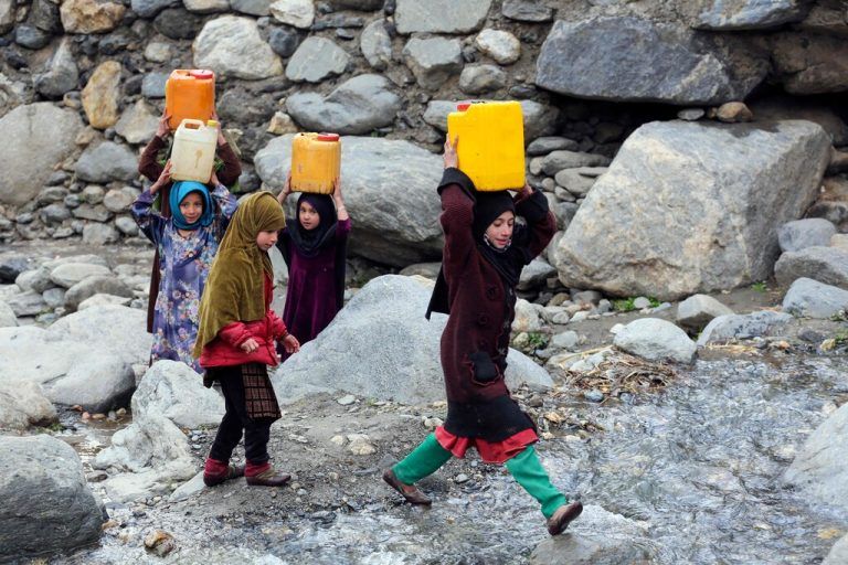 Mädchen tragen Trinkwasserkanister, nachdem sie diese an einem Bach in der Provinz Nangarhar in Afghanistan gefüllt haben. AFP