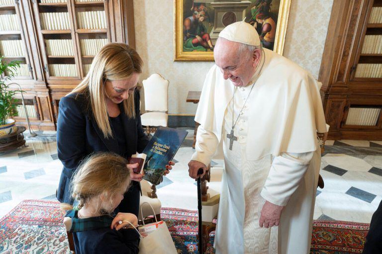 Meloni erschien im Vatikan in Begleitung ihrer Tochter. Vatican Media/REUTERS