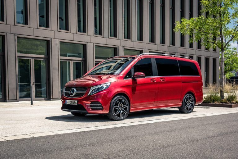 Mercedes-Benz V-Klasse: Die Pkw-Version des heckgetriebenen Transporters – Vito – kann im Fond à la Flugzeug-Businessklasse eingerichtet werden.