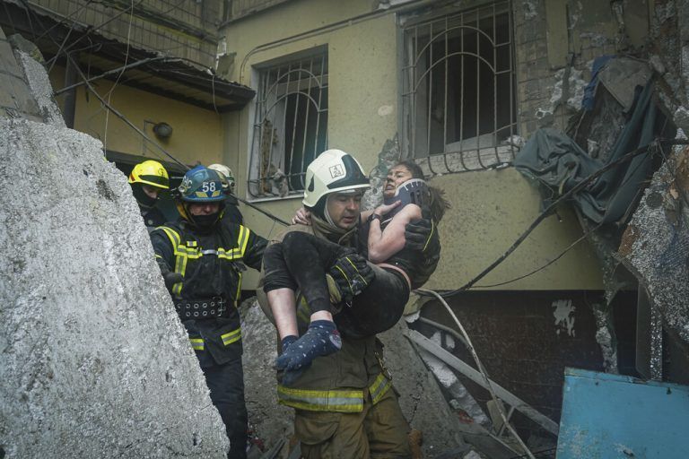 Mindestens 44 Menschen starben bei dem Raketeneinschlag in einen Wohnblock in Dnipro, 39 wurden gerettet und 79 verletzt.Pavel Petro, SESU/AP