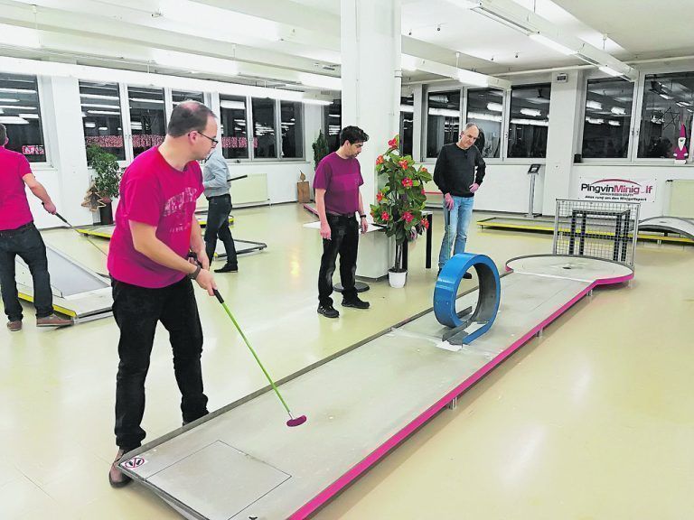 minigolfhalle hohenems Wer auch im Winter Minigolf spielen möchte, kommt in der Minigolfhalle in Hohenems auf seine Kosten. Von Oktober bis März ist sie ein beliebter Treffpunkt für Freunde des Minigolfsports.
