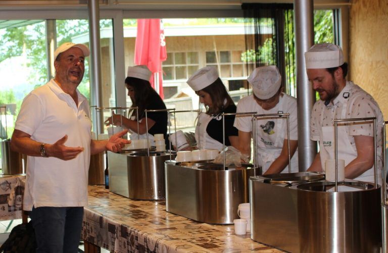 Mit der Sennschule führt Ingo Metzler den Besuchern die Arbeit in seinem Betrieb vor Augen. stp/2