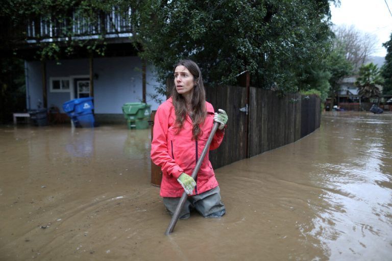 Nach den Fluten in Kalifornien gehen die Aufräumarbeiten weiter, unter anderem bei Melissa Foley am Fluss San Lorenzo. Reuters