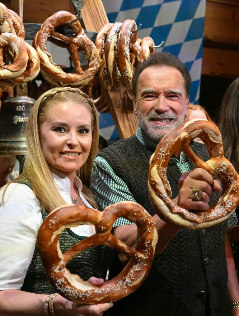 Nach zwei Jahren Party-Lockdown sind Arnold Schwarzenegger und Freundin Heather Milligan wieder im Stanglwirt, der zur 30. Weißwurstparty lud, um die Rückkehr des ganz normalen, medialen und gesellschaftlichen Ausnahmezustandes beim Hahnenkammrennen zu feiern. APA
