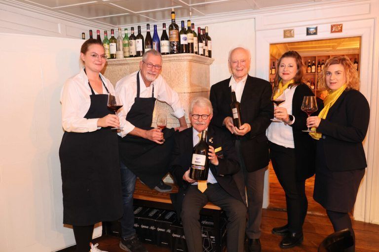 Nadja Newertal, Peter Stöger, Willi Hirsch, Ines Brunner und Jasmin Hofstädter (Bodega Rioja, Lustenau). A. Meusburger