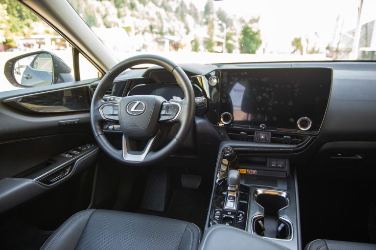 Nobles Digital-Cockpit: Auf der Mittelkonsole thront ein 14-Zoll-Touchscreen.