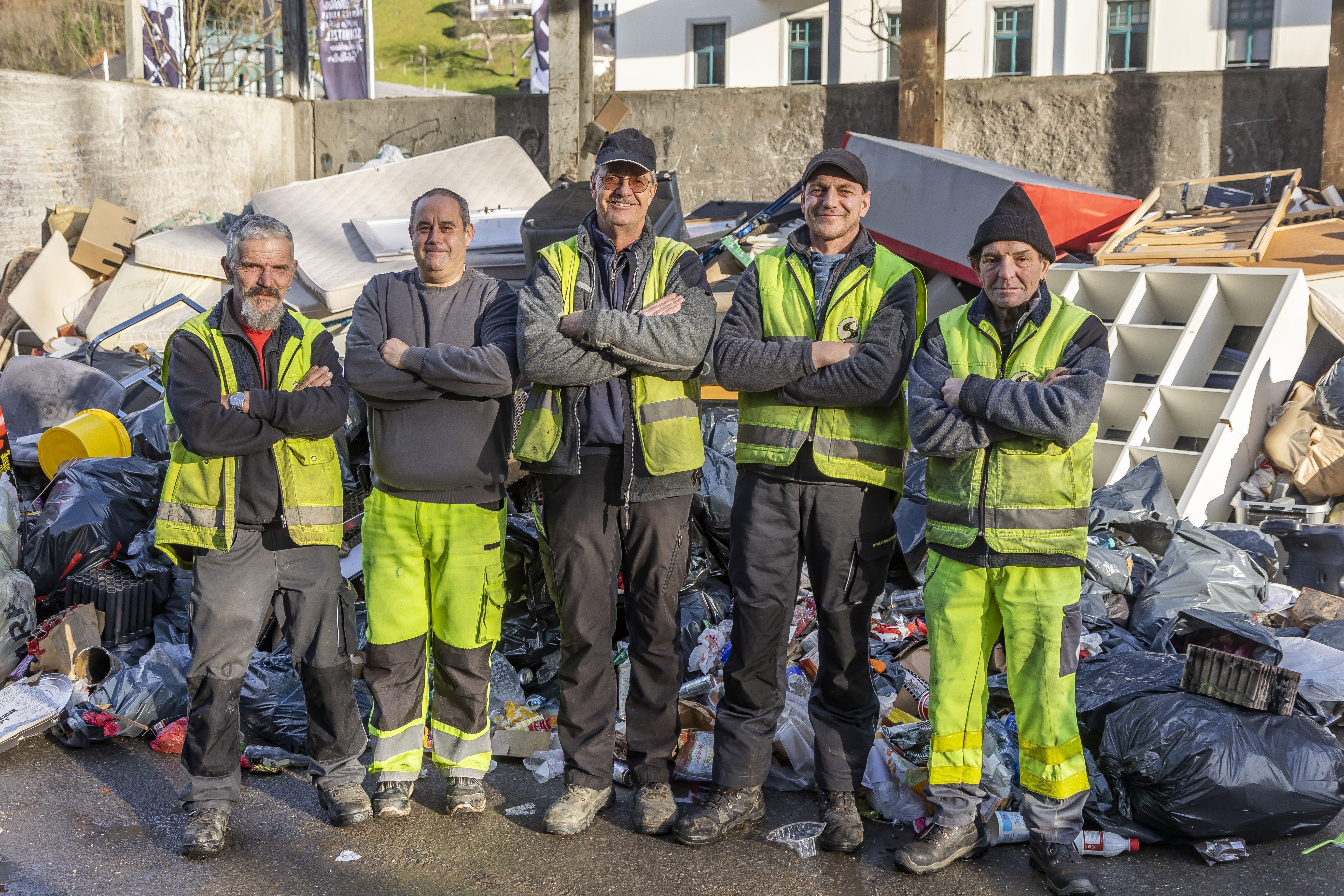 Das sind sie, die fleißigen "Mainzelmänner" von Dornbirn, die in der Silvesternacht den Müll zusammensammeln. <span class="copyright"> VN/Paulitsch</span>