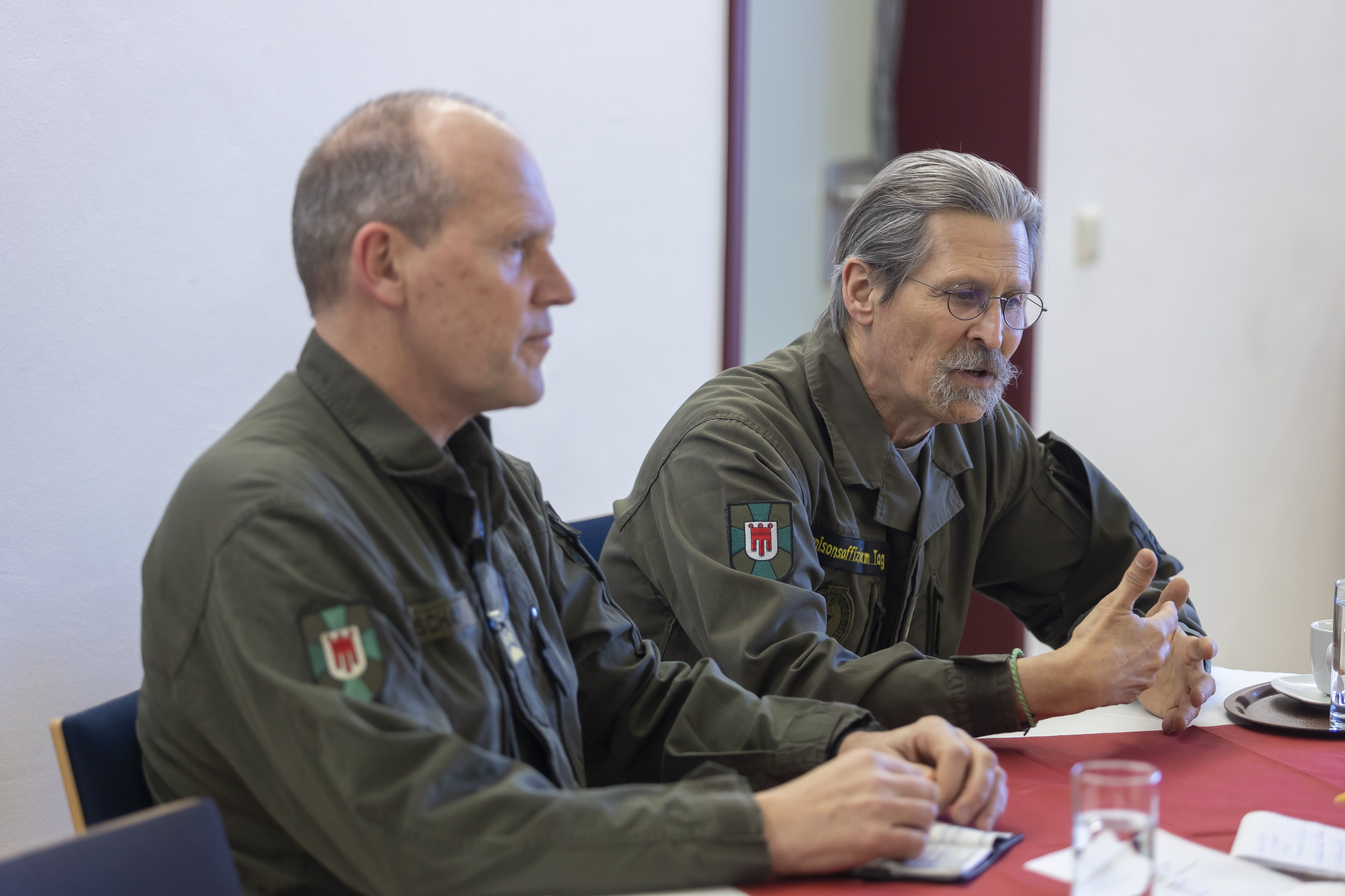 Oberstleutnant Markus Tschanun (rechts) ist zuständig für die jungen Rekruten der Wache. Er nennt sie liebevoll „seine Buben“. VN/Paulitsch