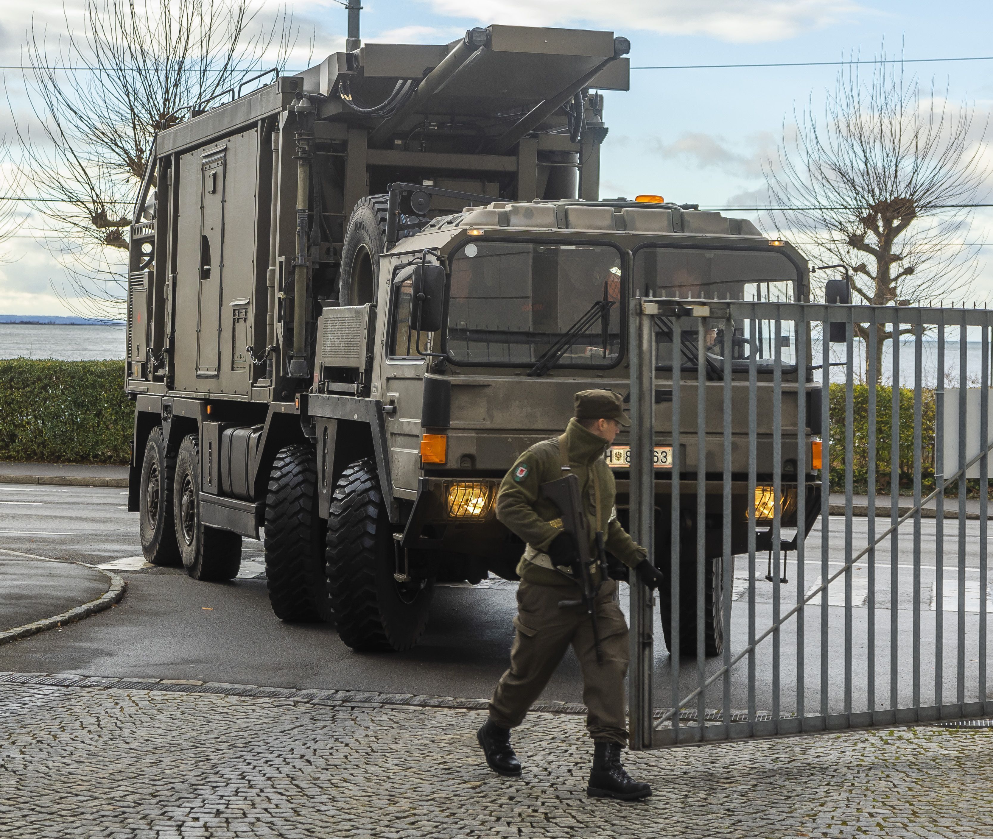 Ein Radar-Transportfahrzeug fährt in die Kaserne ein. Es wird bald gebraucht für die Überwachung des Weltwirtschaftsforums in Davos. <span class="copyright">VN/Paulitsch</span>