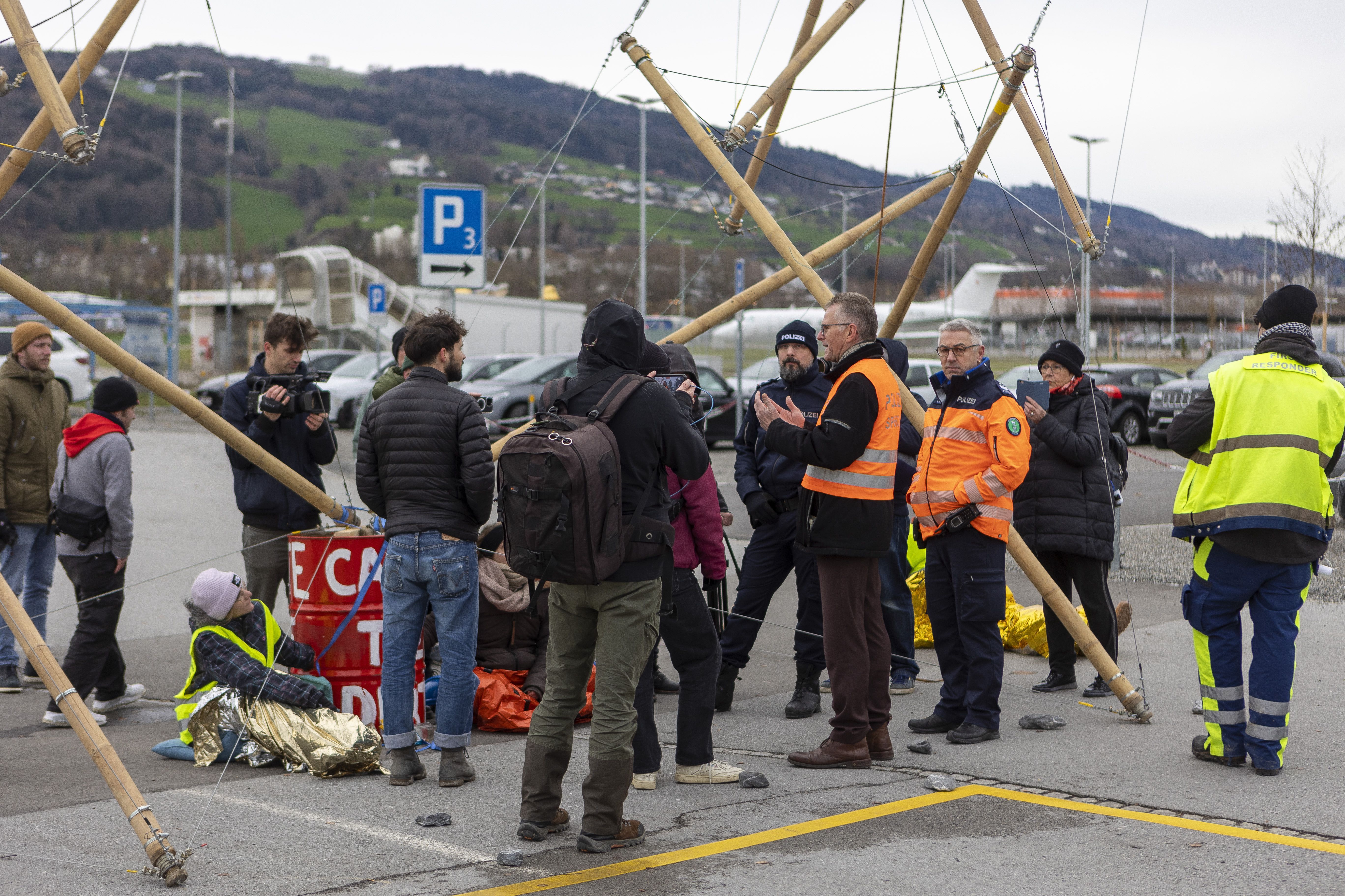 Die Polizei suchte immer wieder das Gespräch mit den Aktivisten. 