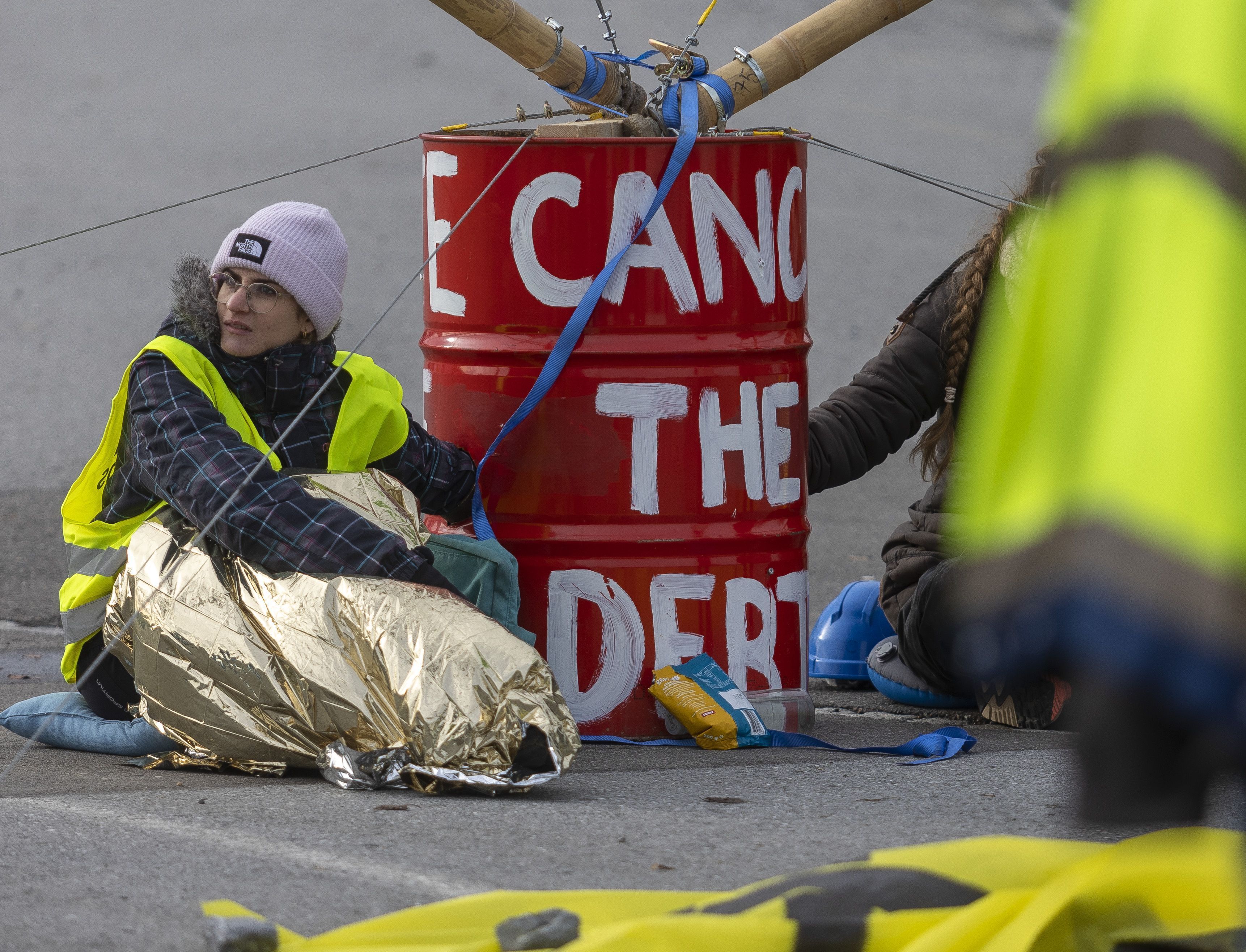Die Aktivisten schützten sich unter anderem mit Rettungsdecken vor der Kälte: "Die sind ganz gut warm. Ansonsten sind wir warm angezogen und bekommen auch gleich warme Klamotten und warmes Essen von unserem Support-Team gebracht", berichtet Aktivistin Louise Wagner. 