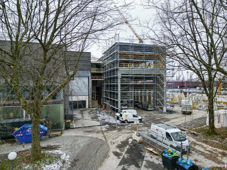 So sieht das Mehrzweckgebäude derzeit von hinten aus.