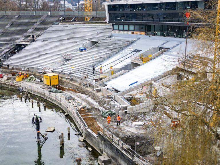Auf der Seetribüne wird ebenfalls gebaut.