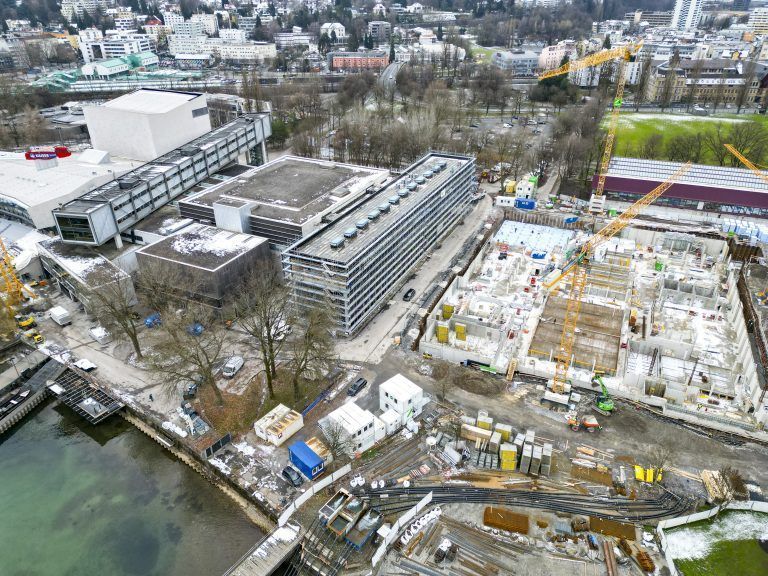 Das neue Mehrzweckgebäude ist 85 Meter lang, 15 Meter breit und 18,5 Meter hoch. Auf dem Dach befinden sich zwölf Oberlichter. An die Fassade kommt Lochblech. <span class="copyright">VN/PAulitsch</span>