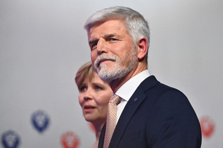 Petr Pavel (im Bild mit Ehefrau Eva Pavlová) wird neuer Präsident in Tschechien. Er schlug in der Stichwahl Ex-Regierungschef Andrej Babiš. AFP
