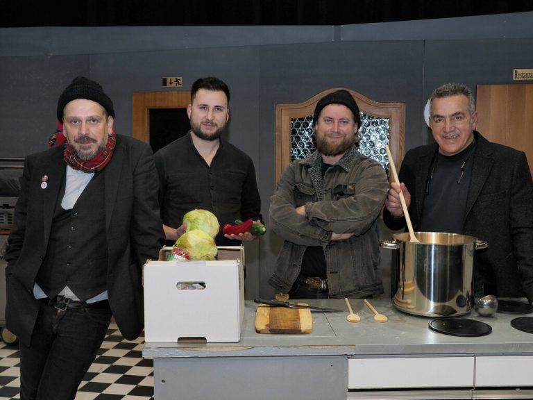Regisseur Stephan Kasimir, Regieassistent Nuri Kalfa, Bühnenbildner Manuel Menghin und Theater Motif-Leiter Yener Polat in der „Dirty_Dishes“-Kulisse im Theater Kosmos. sie