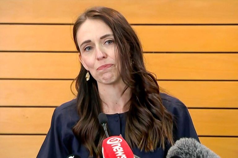 Sie galt als Vorbild für progressive Politik und war die erst zweite Regierungschefin, die im Amt ein Baby bekam. Nun tritt Ardern zurück.AFP