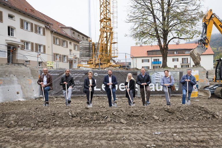 Spatenstich für die Erweiterung des Wohnprojekts Bündtlitten in Dornbirn mit Vertretern von F.M Hämmerle, Stadt, Lebenshilfe und den bauausführenden Firmen.fmHämmerle/Oberhauser