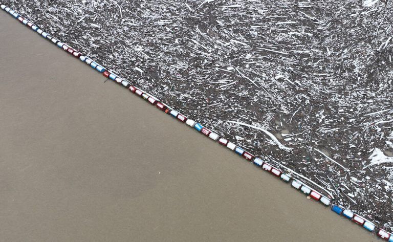 Starke Regenfälle haben Mülldeponien überflutet: Nun schwimmen Tonnen an Müll in der Drina nahe Visegrad, Bosnien und Herzegowina. Reuters