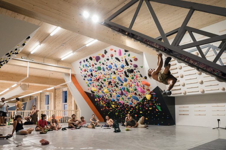 Steinblock BoulderhalleN Mit den Steinblock Boulderhallen in Rankweil und Dornbirn wird der Klettersport noch einfacher. Durch die niedrigen Kletterwände, bis etwa drei Meter hoch, können auch Anfänger seilfrei klettern.
