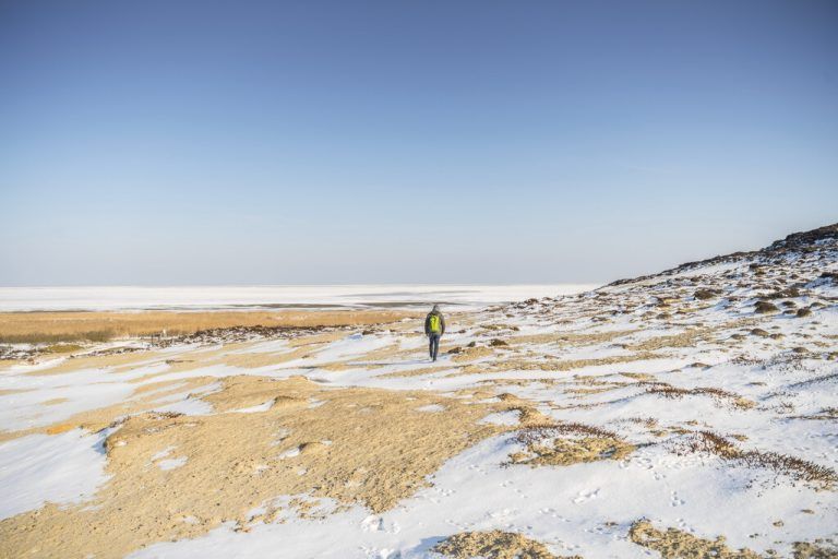 Strandspaziergänge sind auch im Winter wunderschön. Die Farben sind zeitweise wie Pastell. Sylt Marketing/Oliver Franke