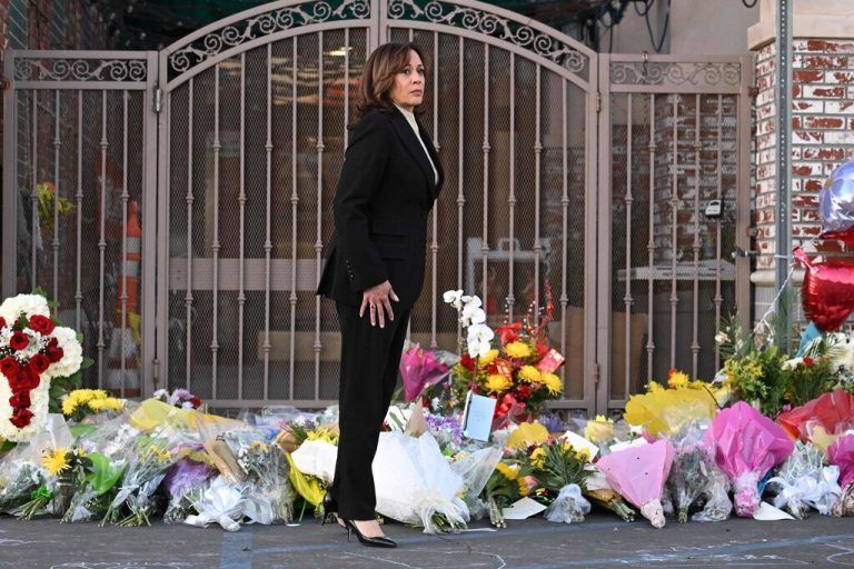 US-Vizepräsidentin Kamala Harris hinterließ Blumen vor dem Club in Monterey Park, Kalifornien, wo elf Menschen erschossen wurden. AFP