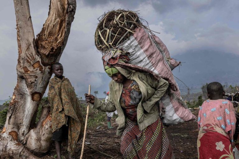 Vertriebene tragen Holzkohle aus dem Wald am Fuße des Nyiragongo-Vulkans in Kibati in der Demokratischen Republik Kongo. Nach dem Wiederaufleben der M23-Rebellion, haben sich Zehntausende Menschen in provisorischen Lagern am Nyiragongo zusammengedrängt. AFP