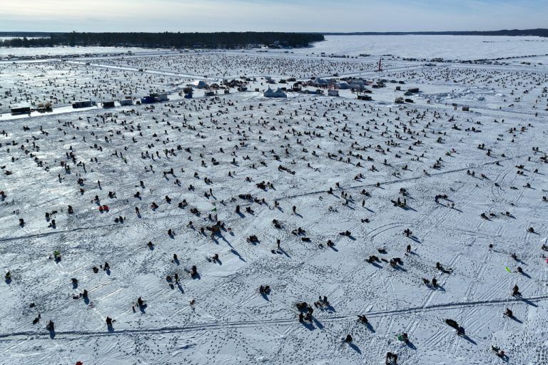 Viele Menschen fischen auf dem zugefrorenen Gull Lake beim 