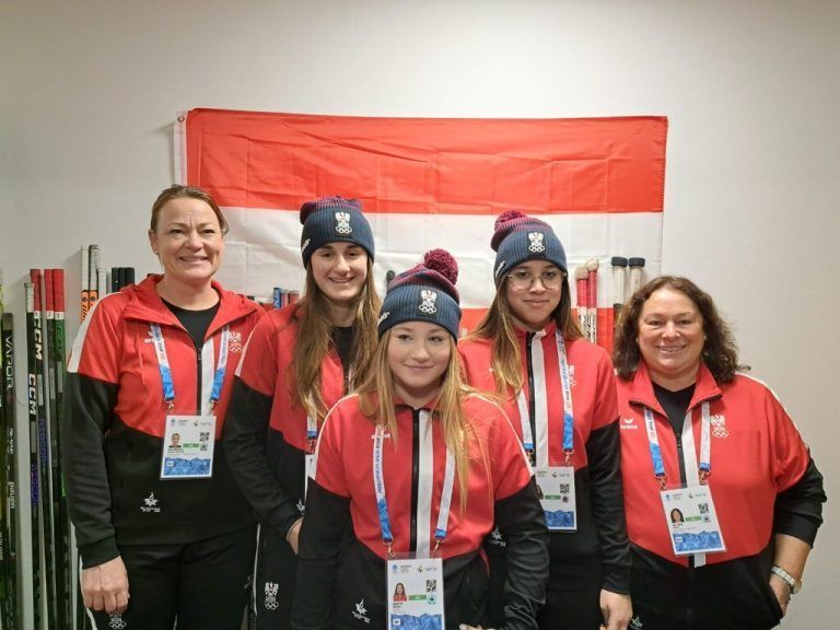 Vorarlberger Unterstützung für Österreichs Eishockey-Damenteam bei den Youth Olympics: Physiotherapeutin Astrid Rhomberg, Sophia Fleisch, Kiara Matt, Malaya Bäck und Team­leiterin Ingrid Netzer.IN