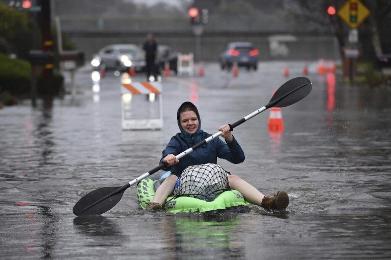 Wegen Hochwasser mussten zahlreiche Straßen gesperrt werden. AP