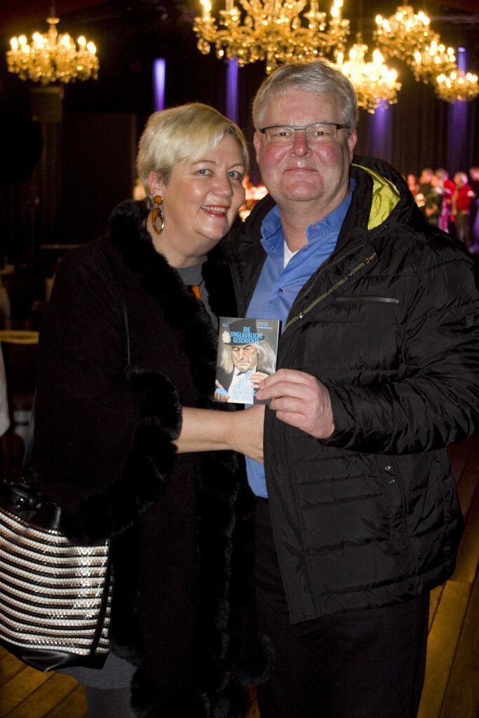 Yvonne Schmid und Wolfgang Wund sicherten sich ein Exemplar.