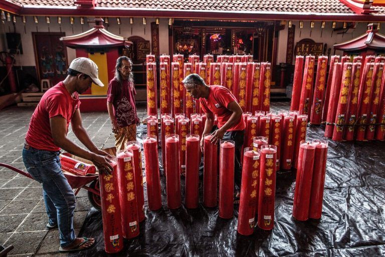 Zwei Tage vor den Feierlichkeiten zum chinesischen Neujahr, montieren Tempelmitarbeiter riesige Kerzen, die Konfuzianer im Dhanagun-Kloster in Bogor geschickt haben. AFP