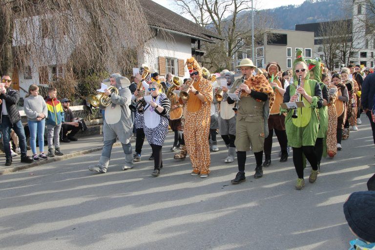 Aufgrund der Baustelle bei der Saminabrücke vor dem Rathaus wird der Umzug durch die Schmittengasse geleitet.