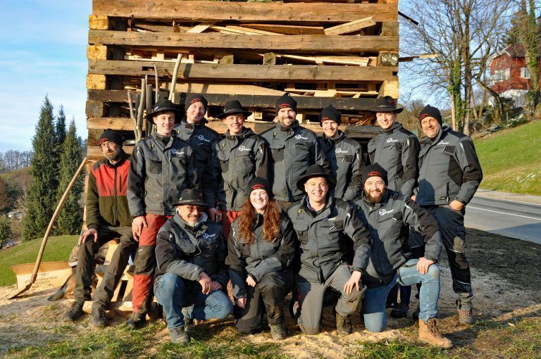 Stolzes Gruppenfoto nach getaner Arbeit.