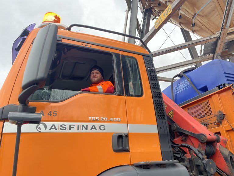 Mitarbeiter der Räumflotte sind für den Winterdienst gewappnet. »A6