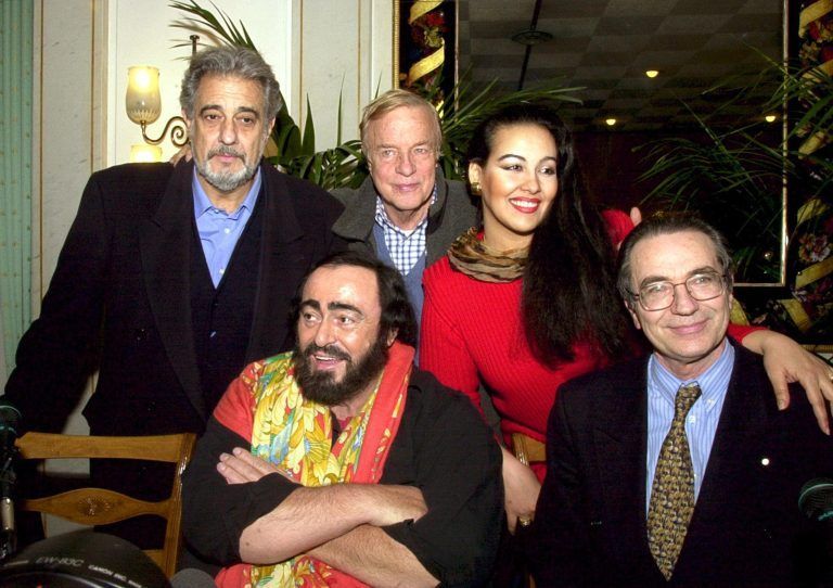 Placido Domingo, Luciano Pavarotti, Franco Zeffirelli,  Ines Salazar of Venezuela und Francesco Ernani.     <span class="copyright">AP Photo/Domenico Stinellis</span>