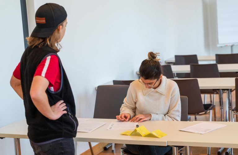 Die Formalitäten wurden bei jeden Impfwilligen genauestens erledigt.