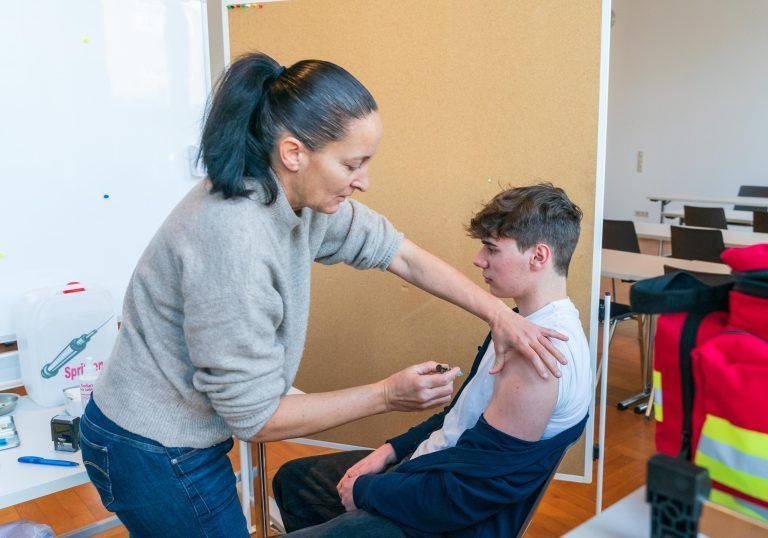 Andreas Lederer zeigte wenig Scheu vor der spitzen Nadel. <span class="copyright">VN/Stiplovsek</span>